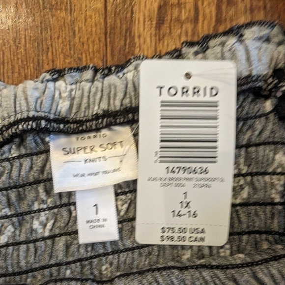 Torrid Super soft romper, black & white smocked Jumpsuit plus Size 1x - Picture 5 of 10